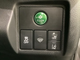 Hondaセンシング用の、VSA(ABS+TCS+横滑り抑制)解除とレーンキープアシストシステムのメインスイッチなどはハンドルの右側に装備しています。燃費に役立つECONボタンもここです。