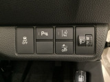 ハンドルの右側にはヘットライトリベライザーとHondaセンシング用のメインスイッチがついています。ヘッドライトレベライザーは道路状況や積荷の加重に応じてライトの高さを調節できます。