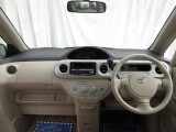 お車選びをお楽しみ頂けるよう、在庫車の展示スペースを十分に確保しております。