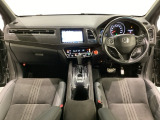 車内は光触媒抗菌消臭施工済です。インパネ周りはスタイリッシュなデザインで機能や装備も充実しています。グローブボックスやカップホルダーのほかにトレーなどたくさんの収納スペースが付いています。