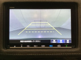 バックでの車庫入れも安心です! リアカメラが付いているバックモニター付のナビを装備しております。操作線もついており距離感も画面から確認できます。