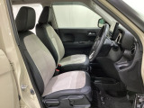 座面も厚みがあり背もたれも高く、広い足元にゆったり座れるシートです。運転席と助手席の間が空いている為、助手席側への移動がスムーズです。交通量の多い道でも助手席側から乗り降りができます。