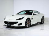 ボディカラーはBIanco Avus(白)にインテリアはRosso Ferrari(赤)の組み合わせでございます。
