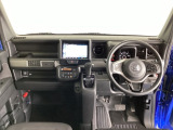 車内は光触媒抗菌消臭施工済です。インパネ周りはスタイリッシュなデザインです。グローブボックスやカップホルダーのほかにトレーなどたくさんの収納スペースが付いています。