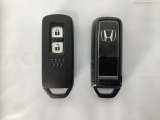 スマートキーを装備しています。鍵を差し込むことなくドアロックの開け閉めと、スタートボタン操作でのエンジンスタートができます。スペアキーも同じものを用意しております。