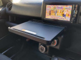 A4サイズのノートPCが置ける大きさを確保した、スライド式のインパネテーブルを装備。 10kgまでの耐荷重量を持っている。