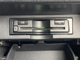 【ETC】有料道路を利用する際に料金所で停止することなく通過できる、ETC車載器(ノンストップ自動料金収受システム機器)が装備されています。セットアップを行うことで利用可能になります。
