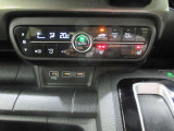 AUTOエアコンでいつでも快適な温度に!さらに運転席と助手席にはシートヒーターも付いています。