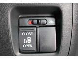 乗り降りラクラクな片側パワースライドドアが装備されてます。運転席からもリモート操作が可能です。外からはリモコンキーで開閉することができます。巻き込み防止機能もありますので安心です。