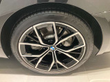 一部モデルを除いたほとんどの車両でランフラットタイヤが標準装備♪たとえタイヤの空気が抜けてしまっても、~80km/hの速度で80km程の距離を走行可能です。