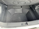デッキボード下にも収納スペースを確保し、買い物カゴや洗車セットなどを積載しておくのに便利☆デッキボードを取り外せば、荷室高にいっそうゆとりが生まれるため、観葉植物など背丈の高い荷物の収納も可能☆