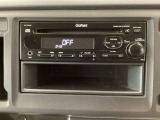 純正CDチューナーにはAUX入力端子がついてますので外部入力から音楽などを楽しめます。その下には1DIN分の小物入れがついています。CDケースなどを入れるのに便利です。