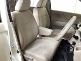 女性でも運転がしやすいようにシートの高さ調整機能(シートリフター)がついています。座面も厚みがあり背もたれも高く、ゆったりくつろいでお乗りいただけるシートです。