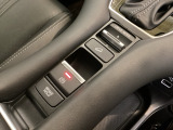 セレクターノブの下に、3つの異なる加速感を楽しめるドライブモードスイッチがついています。一般道、雪道、エコ走行など、シーンに合わせて最適な加速感を楽しめるドライブモードスイッチです。