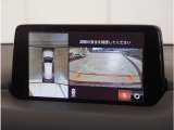 【360°ビュー・モニター】クルマを真上から見たような俯瞰(ふかん)映像や助手席側のサイド映像など、視点を切り替えて表示。さまざまなアングルで視界をサポートします。