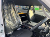 運転席はくつろぎのプライベート空間! 車内をクリーニングしてお待ちしております!