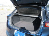 ラゲッジスペースは大型スーツケースが積み込める容量350L(DIN方式)を確保しています。開口部と荷室のフロア面との段差小さく設定。後席を前に倒すとフルフラットになり長い荷物も積めます
