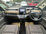 当社の中古車は、フロアマット付きで販売しておりません。中古車という特性上匂いや見栄えなどの状態が左右される為です。純正、社外の新品マットをご検討いただけます。予め得ご了承下さい。
