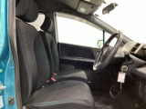 広い足元でゆったり座れるシートです。運転席と助手席の間が空いているため、助手席側への移動がスムーズです。交通量の多い道でも、助手席側から乗り降りができます。