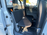 2列目にご乗車の方もゆったり足が組める驚きの広さです。