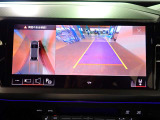 駐車に便利なバックカメラ。上空から見たような映像で、車両周辺を確認できます。