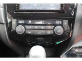 オートエアコンは、エアコン独立温度調整機能を搭載し、運転席と助手席の設定温度をそれぞれ独立して調整できます☆