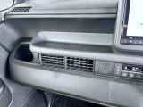 フルオートエアコンで快適にラクラク室温調整♪フロントシート左右にシートヒーター装備で、隣にはUSB入力端子が急速充電用と併せて2口備わっています!スマートフォンの充電などもラクラク♪