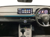 車内は光触媒抗菌消臭施工済です。スタイリッシュなデザインでスポーティなインパネ周りを演出します。グローブボックスやカップホルダーのほかにトレーなどたくさんの収納スペースが付いています。