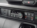 使いやすいフルオートエアコン♪運転席&助手席にはシートヒーターを装備♪ナビ連動のUSBや充電機能のジャックも備えています。
