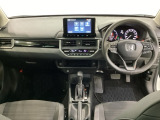 車内は光触媒抗菌消臭施工済です。スタイリッシュなデザインでスポーティなインパネ周りを演出します。グローブボックスやカップホルダーのほかにトレーなどたくさんの収納スペースが付いています。