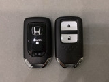 スマートキーを装備しています。鍵を差し込むことなくドアロックの開け閉めと、スタートボタン操作でのエンジンスタートができます。スペアキーも同じものを用意しております。