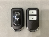 スマートキーを装備しています。鍵を差し込むことなくドアロックの開け閉めと、スタートボタン操作でのエンジンスタートができます。スペアキーも同じものを用意しております。