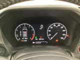 ホンダセンシングの表示画面を併せ持つ右側の大型スピードメーターに加え、ステアリングスイッチを使って左側のタコメーター内でオーディオの表示や、燃費などの情報が見れるようになっています。