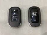 スマートキーを装備しています。鍵を差し込むことなくドアロックの開け閉めと、スタートボタン操作でのエンジンスタートができます。ボタン操作でトランクが開けられるトランクオープナーもついています。