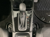 CVT車のセレクトレバーです。低速から高速まで、変速ショックのないスムーズな走りと、エンジン効率のよい領域を維持して燃費にも貢献します。