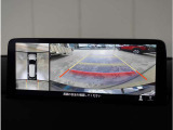【360°ビューモニター】クルマを真上から見たような俯瞰(ふかん)映像や助手席側のサイド映像など、視点を切り替えて表示。さまざまなアングルで視界をサポートします。