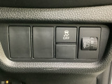 ハンドルの右側にはヘットライトレベライザーとVSA(ABS+TCS+横滑り抑制)の解除スイッチがついています。ヘッドライトレベライザーは道路状況や積荷の加重に応じてライトの高さを調節できます。