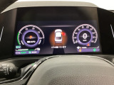 ハイブリット車専用のメーターです。右側の大型スピードメーターに加え、ステアリングスイッチを使って左右のマルチインフォメーション・ディスプレイで燃費や動力伝達などの情報が見れるようになっています。