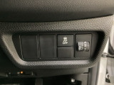 ハンドルの右側にはヘッドライトレベライザーとHondaセンシング用のVSA解除スイッチがついています。ヘッドライトレベライザーは道路状況や積荷の加重に応じてライトの高さを調節できます。
