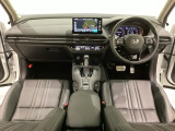 車内は光触媒抗菌消臭施工済です。インパネ周りはスタイリッシュなデザインで機能や装備も充実しています。グローブボックスやカップホルダーのほかにトレーなどたくさんの収納スペースが付いています。