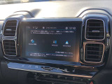 Apple CarPlay、Android Auto 対応。スマホを接続するとタッチスクリーン上でマップ、通話、メッセージ、ミュージックなどのアプリをスマホ同様に操作できるミラースクリーン機能搭載