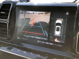 リバースポジションにシフトすると自動的にカメラが作動、画面に後方の視界が映し出される安心のバックカメラを装備。