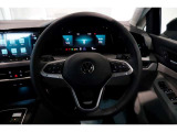ハンドルは前後、上下で調節することができ、運転される方の好みに合わせて動かすことができます。ハンドルリモコンもついておりますので、運転したままでもオーディオ類を操作できます。