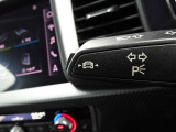 居眠り運転やわき見運転など、万が一車両が道路白線をはみだしそうになると、車がハンドルを自動修正してくれるアウディレーンアシストが装備されております。
