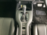 CVT車のセレクトレバーです。低速から高速まで、変速ショックのないスムーズな走りと、エンジン効率のよい領域を維持して燃費にも貢献します。サイドブレーキはスイッチ操作の電子制御パーキングブレーキです。