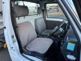運転席のカバーに切れあります。取替ご希望の方はご相談下さい。
