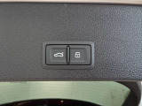 両手がふさがるほどの荷物があるとき、とても便利なオートマチックテールゲートが装備されております。