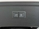 両手がふさがるほどの荷物があるとき、とても便利なオートマチックテールゲートが装備されております。