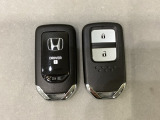 スマートキーを装備しています。鍵を差し込むことなくドアロックの開け閉めと、スタートボタン操作でのエンジンスタートができます。スペアキーも同じものを用意しております。