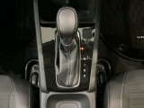 CVT車のセレクトレバーです。低速から高速まで、変速ショックのないスムーズな走りと、エンジン効率のよい領域を維持して燃費にも貢献します。